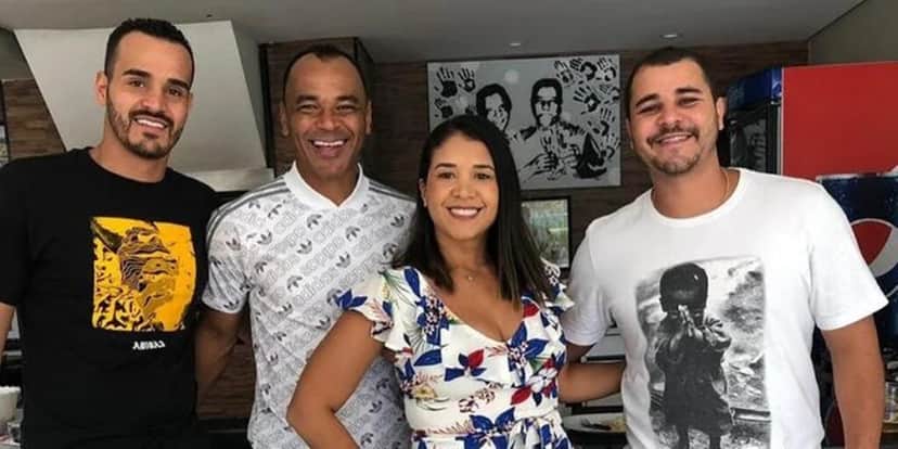 O ex jogador com seus filhos: Wellington, Michelle e Danilo, que morreu de infarto (Foto: Reprodução/ Instagram) O ex jogador com seus filhos: Wellington, Michelle e Danilo, que morreu de infarto (Foto: Reprodução/ Instagram)