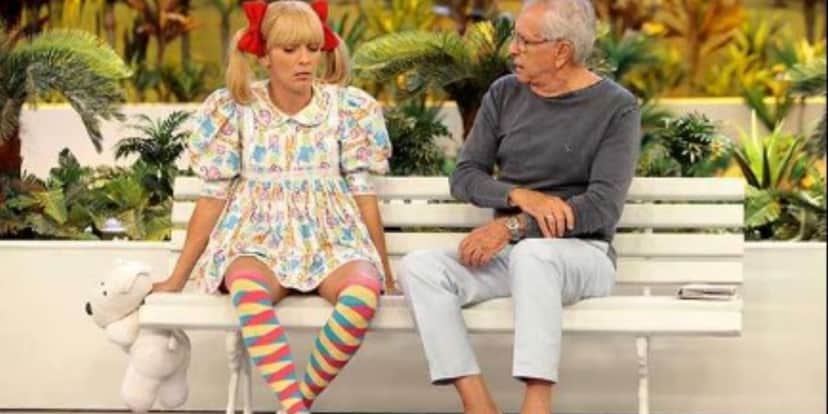O humorista ao lado de Nina na Praça é Nossa - Foto: Reprodução O humorista ao lado de Nina na Praça é Nossa - Foto: Reprodução