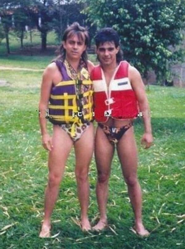 Zezé Di Camargo e Chitãozinho surgiram de sunga asa delta estampada de oncinha (Foto Reprodução/Internet) Zezé Di Camargo e Chitãozinho surgiram de sunga asa delta estampada de oncinha (Foto Reprodução/Internet)