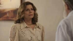 Deodora (Débora Bloch) fica constragida ao ser 'pega no pulo' pelo Coronel Tertúlio (José de Abreu) em Mar do Sertão (Foto: Reprodução / Globo) Deodora (Débora Bloch) fica constragida ao ser 'pega no pulo' pelo Coronel Tertúlio (José de Abreu) em Mar do Sertão (Foto: Reprodução / Globo)
