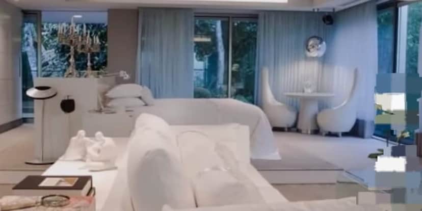 Sala muito espaçosa que acomoda muitos amigos e familiares (Reprodução: Youtube) Sala muito espaçosa que acomoda muitos amigos e familiares (Reprodução: Youtube)