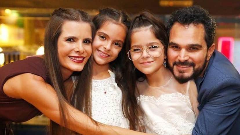 Luciano, sua esposa Flávia Fonseca e suas filhas gêmeas, em registro de 2 anos atrás Luciano, sua esposa Flávia Fonseca e suas filhas gêmeas, em registro de 2 anos atrás