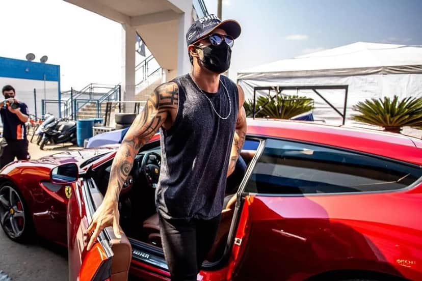 Gusttavo Lima tem coleção de carros de luxo, mas parou de dirigir (Foto: Reprodução) Gusttavo Lima tem coleção de carros de luxo, mas parou de dirigir (Foto: Reprodução)