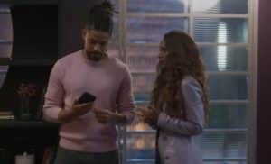 Com o celular de Leo (Ícaro Silva) em mãos, Ítalo (Paulo Lessa) promete a Clarice (Taís Araujo) que vai investigar, em 'Cara e Coragem' (Foto: Reprodução / Globo) Com o celular de Leo (Ícaro Silva) em mãos, Ítalo (Paulo Lessa) promete a Clarice (Taís Araujo) que vai investigar, em 'Cara e Coragem' (Foto: Reprodução / Globo)