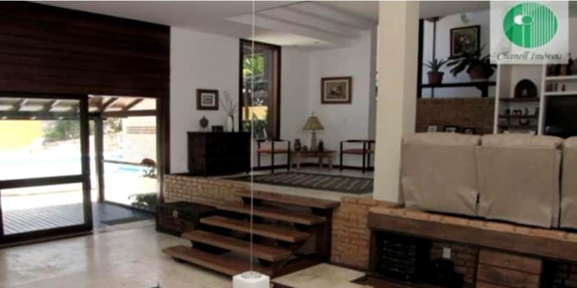 Sala de estar muito espaçosa com espaço para acomodar amigos e família (Reprodução: Youtube)