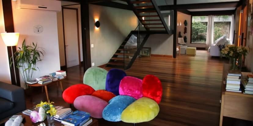 Sofá avaliado em R$120 mil da casa do apresentador (Reprodução: Youtube) Sofá avaliado em R$120 mil da casa do apresentador (Reprodução: Youtube)