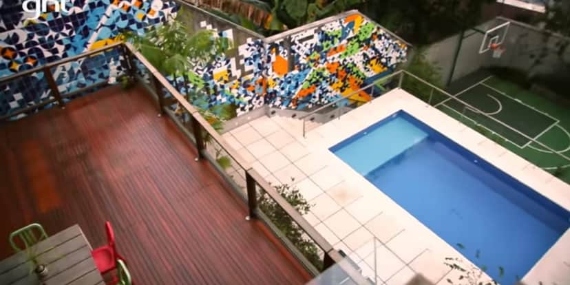 Piscina e quadra de futebol na área externa (Reprodução: Youtube) Piscina e quadra de futebol na área externa (Reprodução: Youtube)