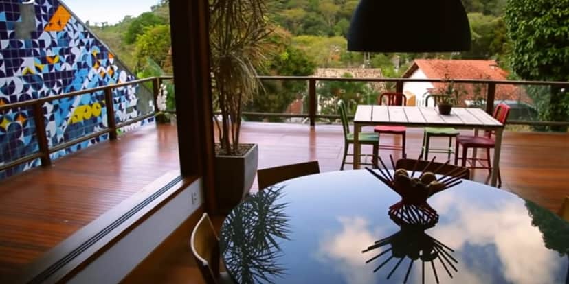 Área para comer apreciando a linda paisagem (Reprodução: Youtube) Área para comer apreciando a linda paisagem (Reprodução: Youtube)