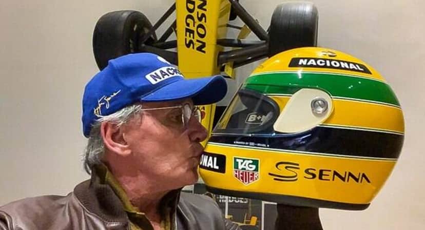 O apresentador do SBT beijando o capacete de Ayrton Senna de sua coleção O apresentador do SBT beijando o capacete de Ayrton Senna de sua coleção