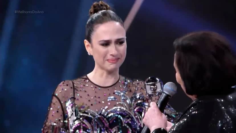 Tatá Werneck se emocionou na Globo e foi confortada por dona Déa Lúcia (Foto: Reprodução) Tatá Werneck se emocionou na Globo e foi confortada por dona Déa Lúcia (Foto: Reprodução)