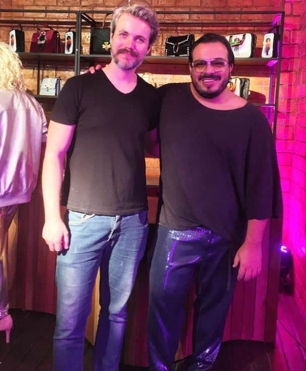 Famoso ator, que irá estrear na nova novela da Globo, "Vai Na Fé", é gay e vive relação com marido gato há anos - Foto Reprodução Famoso ator, que irá estrear na nova novela da Globo, "Vai Na Fé", é gay e vive relação com marido gato há anos - Foto Reprodução