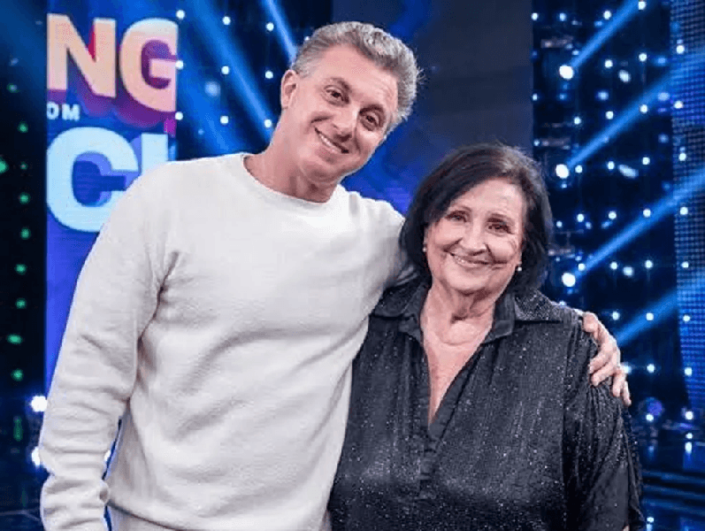 Dona Déa ao lado de Luciano Huck (Foto: Divulgação / Globo) Dona Déa ao lado de Luciano Huck (Foto: Divulgação / Globo)