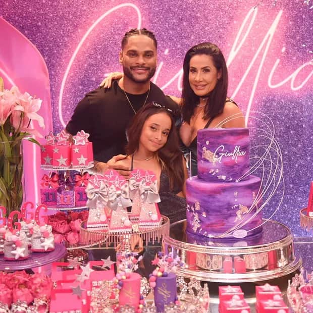 Scheila Carvalho em foto com a filha e o marido (Foto: Reprodução) Scheila Carvalho em foto com a filha e o marido (Foto: Reprodução)