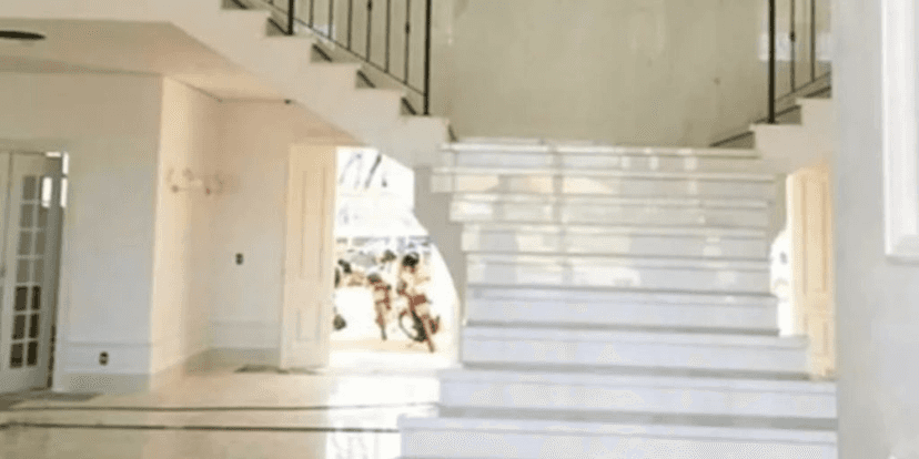 Escadaria que dá acesso ao segundo andar da mansão (Foto: Divulgação/ Youtube) Escadaria que dá acesso ao segundo andar da mansão (Foto: Divulgação/ Youtube)