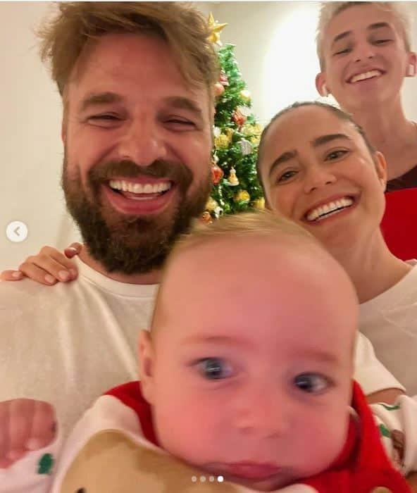 A famosa da Globo, Fernanda Vasconcellos, mostra o rosto do seu bebê em clique raro, e sem dúvidas é o menino mais lindo do mundo - Foto Reprodução Instagram A famosa da Globo, Fernanda Vasconcellos, mostra o rosto do seu bebê em clique raro, e sem dúvidas é o menino mais lindo do mundo - Foto Reprodução Instagram