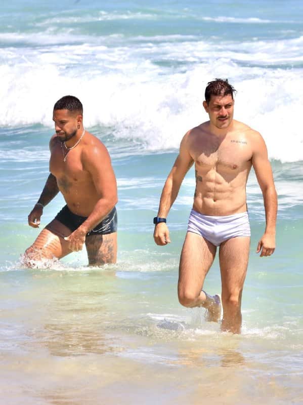 Caio Afiune foi flagrado na praia na companhia do ex-BBB Bil Araújo (Foto: AgNews/ Fabrício Pioyani) Caio Afiune foi flagrado na praia na companhia do ex-BBB Bil Araújo (Foto: AgNews/ Fabrício Pioyani)