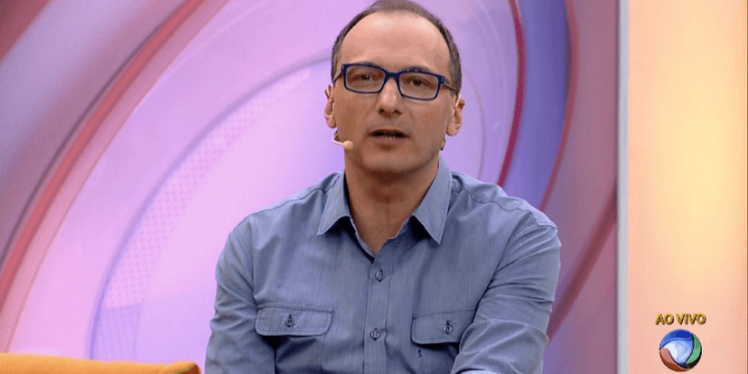 De barba branca e com repulsa da Record: Britto Jr. vive assim (Foto: Divulgação/ Record TV) De barba branca e com repulsa da Record: Britto Jr. vive assim (Foto: Divulgação/ Record TV)