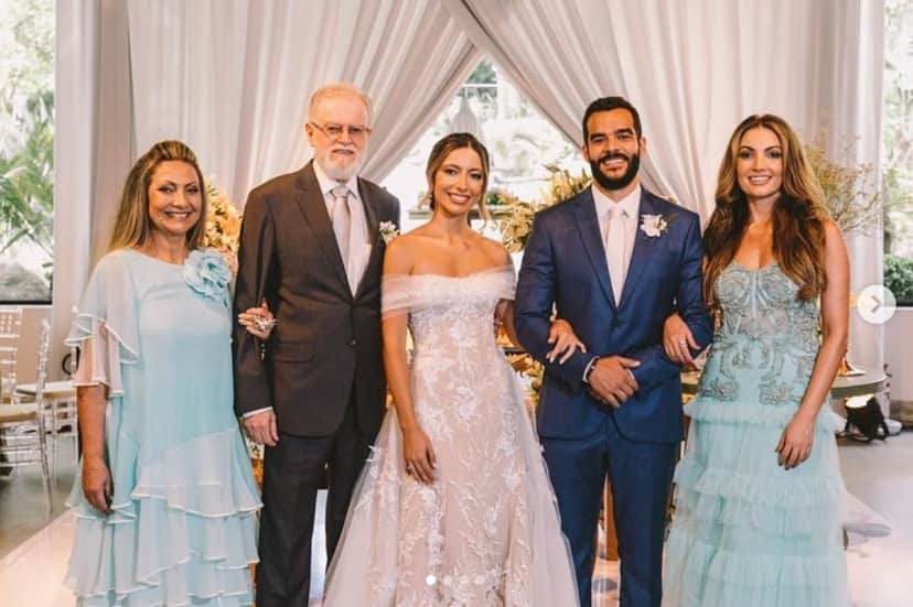 A apresentadora da Globo, Patrícia Poeta, tem uma irmã novinha que brilha na Record, e são tão parecidas que parecem gêmeas A apresentadora da Globo, Patrícia Poeta, tem uma irmã novinha que brilha na Record, e são tão parecidas que parecem gêmeas