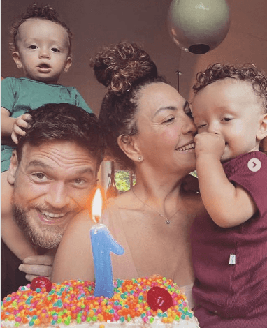 O famoso ator Emílio Dantas, expõe cliques raros dos seus filhos gêmeos, e sem dúvidas eles são os bebês mais lindos do Brasil - Foto Reprodução O famoso ator Emílio Dantas, expõe cliques raros dos seus filhos gêmeos, e sem dúvidas eles são os bebês mais lindos do Brasil - Foto Reprodução
