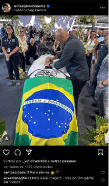 Xuxa se depara com foto de Pelé dentro do caixão, e se revolta ao ver pessoa sorrindo ao fundo da imagem - Foto Reprodução Xuxa se depara com foto de Pelé dentro do caixão, e se revolta ao ver pessoa sorrindo ao fundo da imagem - Foto Reprodução