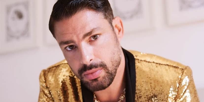 Cauã Reymond é ator da Globo que está usando uma jaqueta amarela brilhosa com detalhes preto Cauã Reymond é ator da Globo que está usando uma jaqueta amarela brilhosa com detalhes preto