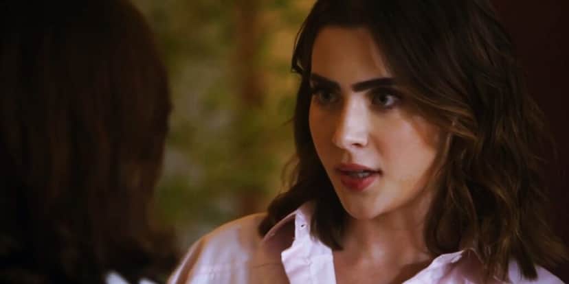 Chiara em cena da novela Travessia com expressão curiosa