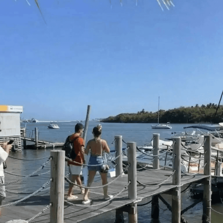 Arthur Aguiar e Deolane Bezerra juntinhos em passeio de barco em Maceió (Foto: Divulgação) Arthur Aguiar e Deolane Bezerra juntinhos em passeio de barco em Maceió (Foto: Divulgação)