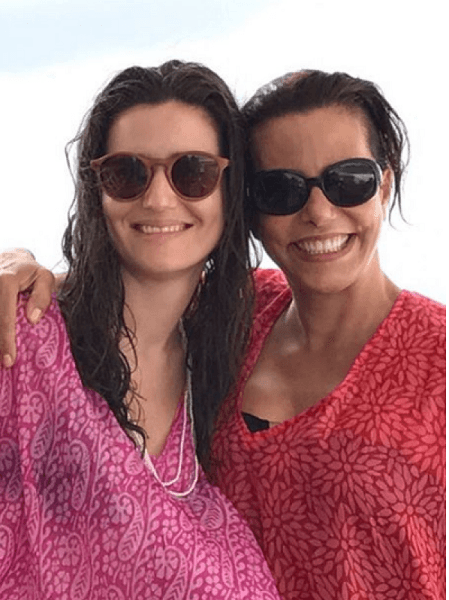 Narcisa ao lado da filha, curtindo um dia de sol (Foto: Divulgação)
