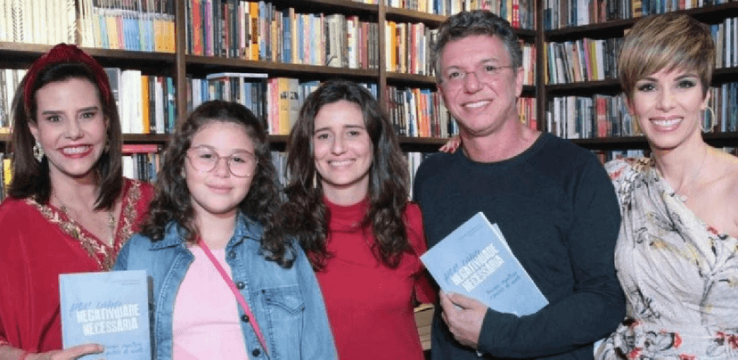 Boninho e Narcisa reunidos ao lado da filha no lançamento do livro (Foto: Divulgação) Boninho e Narcisa reunidos ao lado da filha no lançamento do livro (Foto: Divulgação)