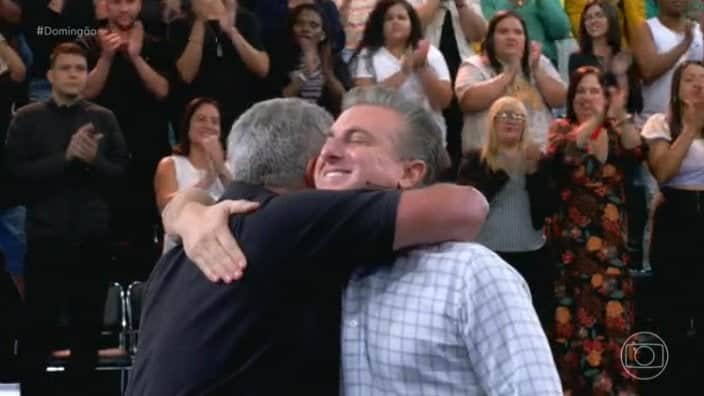 Luciano Huck, apresentador do Domingão com Huck, da Globo, se emociona ao receber notícia de funcionário e ser obrigada a se despedir - Foto Reprodução Luciano Huck, apresentador do Domingão com Huck, da Globo, se emociona ao receber notícia de funcionário e ser obrigada a se despedir - Foto Reprodução