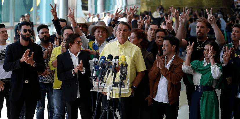 Cantores sertanejos ao lado do ex-presidente (Foto: Divulgação) Cantores sertanejos ao lado do ex-presidente (Foto: Divulgação)