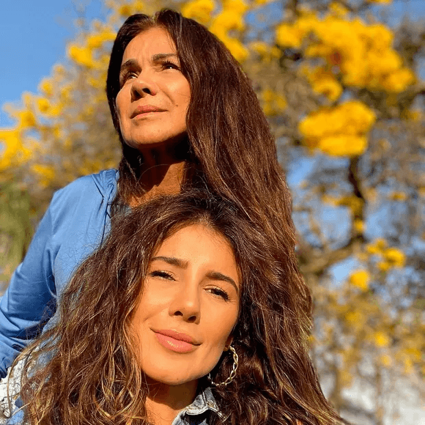 Paula Fernandes ao lado da mãe (Foto: Divulgação) Paula Fernandes ao lado da mãe (Foto: Divulgação)