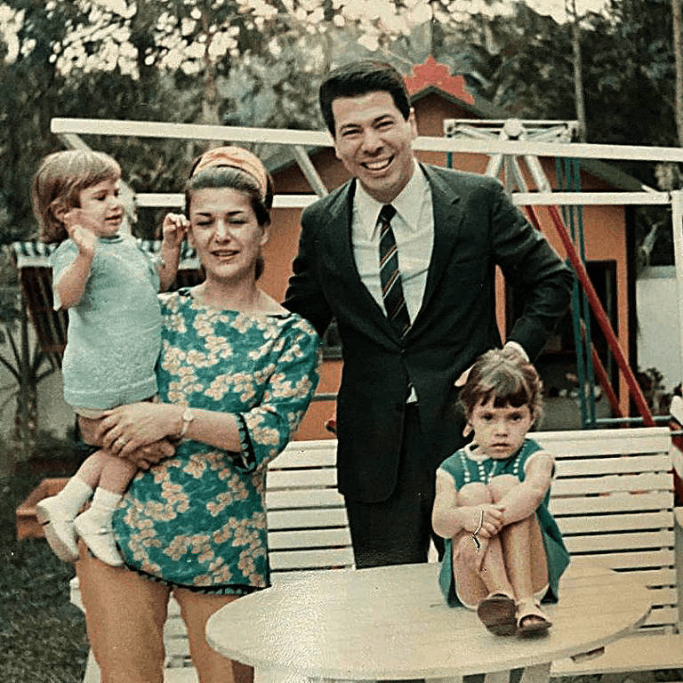 Silvio Santos ao lado de Maria Aparecida e as duas filhas do casal (Foto: Divulgação) Silvio Santos ao lado de Maria Aparecida e as duas filhas do casal (Foto: Divulgação)