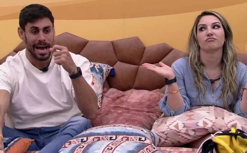 Amanda entupiu o vaso do 'BBB' e precisou pedir ajuda à equipe (Foto: Reprodução / Globoplay) Amanda entupiu o vaso do 'BBB' e precisou pedir ajuda à equipe (Foto: Reprodução / Globoplay)