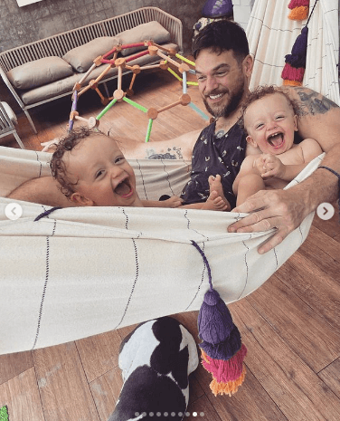 O famoso ator Emílio Dantas, expõe cliques raros dos seus filhos gêmeos, e sem dúvidas eles são os bebês mais lindos do Brasil - Foto Reprodução O famoso ator Emílio Dantas, expõe cliques raros dos seus filhos gêmeos, e sem dúvidas eles são os bebês mais lindos do Brasil - Foto Reprodução