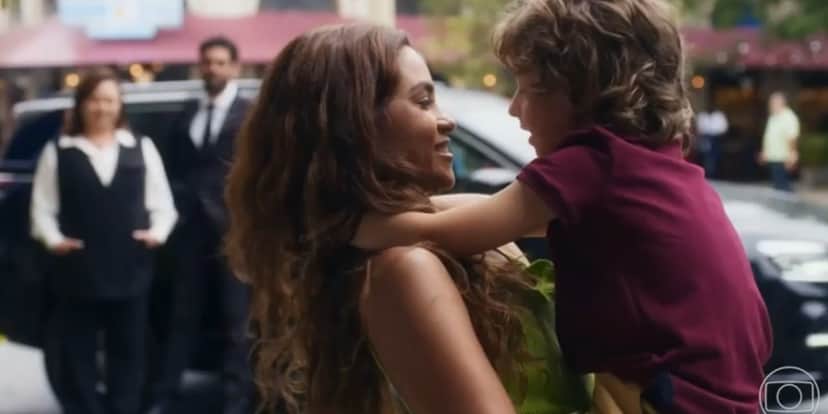 Brisa em cena da novela Travessia segura o filho Tonho no colo Brisa em cena da novela Travessia segura o filho Tonho no colo