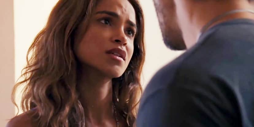Brisa encara Oto com expressão triste na novela Travessia Brisa encara Oto com expressão triste na novela Travessia