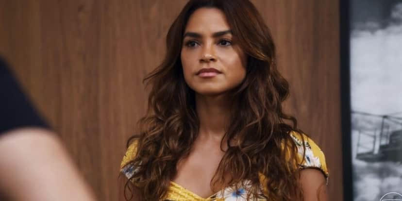Brisa em cena da novela travessia usando vestido amarelo, com flores e cabelo longo cacheado Brisa em cena da novela travessia usando vestido amarelo, com flores e cabelo longo cacheado