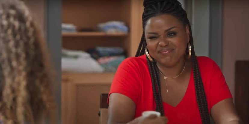 Bruna, mulher negra com tranças longas e camiseta vermelha, em cena da novela Vai na Fé Bruna, mulher negra com tranças longas e camiseta vermelha, em cena da novela Vai na Fé