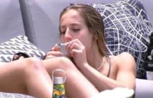 Bruna Griphao é uma das fumantes do BBB: direção decidiu proibir a entrada de cigarros na casa (Foto: Reprodução / Globoplay) Bruna Griphao é uma das fumantes do BBB: direção decidiu proibir a entrada de cigarros na casa (Foto: Reprodução / Globoplay)