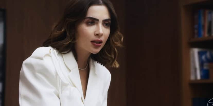 Chiara usando blazer branco na novela Travessia Chiara usando blazer branco na novela Travessia