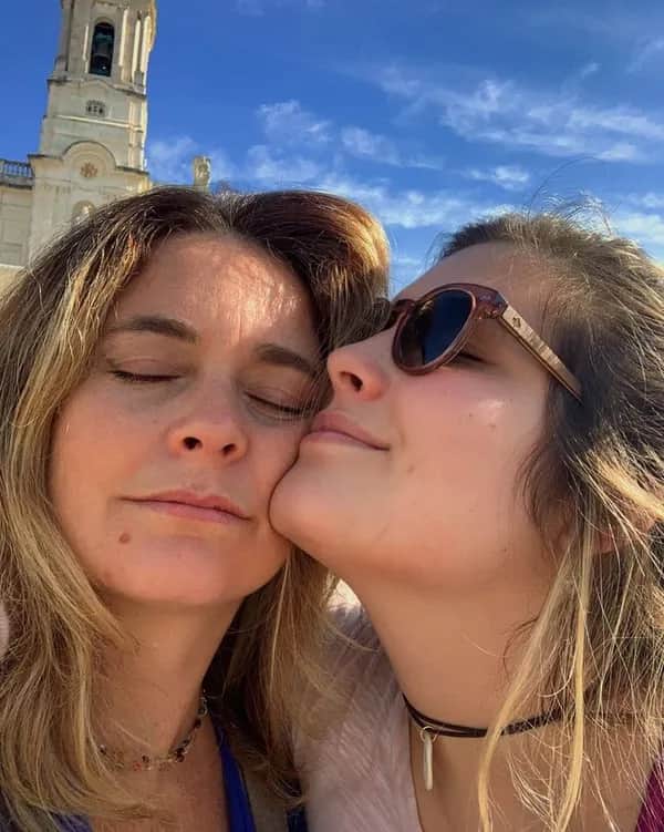 A famosa atriz Cláudia Abreu comemorou estreia da herdeira na Globo, apos sua filha bombar em Travessia - Foto Reprodução A famosa atriz Cláudia Abreu comemorou estreia da herdeira na Globo, apos sua filha bombar em Travessia - Foto Reprodução