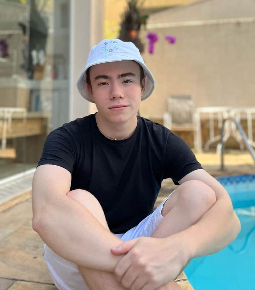 O famoso Matheus Ueta, que apresentou o programa Bom Dia & Cia, do SBT, cresceu e está completamente irreconhecível - Foto Reprodução Instagram O famoso Matheus Ueta, que apresentou o programa Bom Dia & Cia, do SBT, cresceu e está completamente irreconhecível - Foto Reprodução Instagram