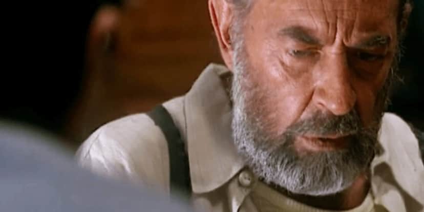 Geremias em cena da novela O Rei do Gado usando uma camisa social cinza, suspensório preto, barba grisalha e é careca Geremias em cena da novela O Rei do Gado usando uma camisa social cinza, suspensório preto, barba grisalha e é careca