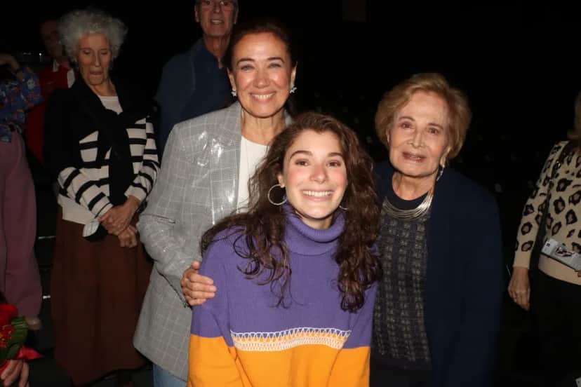 Gloria Menezes prestigia Lilia Cabral e a filha, Giulia, em teatro - Foto: Rogério Fidalgo/ AgNews Gloria Menezes prestigia Lilia Cabral e a filha, Giulia, em teatro - Foto: Rogério Fidalgo/ AgNews
