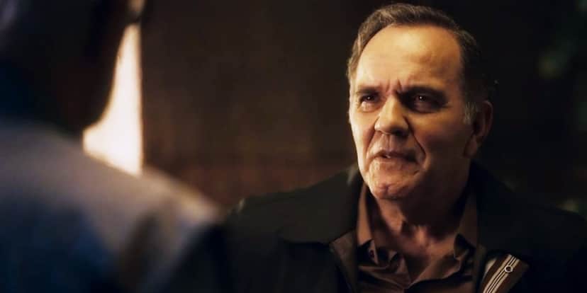 Guerra usa terno preto, camisa social vinho e está em cena da novela Travessia Guerra usa terno preto, camisa social vinho e está em cena da novela Travessia