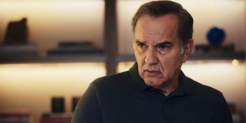 Guerra em cena da novela Travessia usando camisa azul escuro Guerra em cena da novela Travessia usando camisa azul escuro