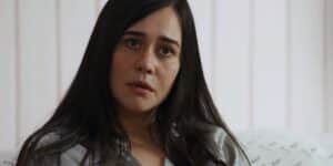 Guida usando cabelo liso preto com camisa acinzentada tem expressão de surpresa em cena da novela Travessia Guida usando cabelo liso preto com camisa acinzentada tem expressão de surpresa em cena da novela Travessia