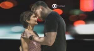 Travessia - Beijo, suor e ereção: Leonor arrasta Caíque para cama e detalhes de sexo ardente são revelados (Foto: Reprodução / Globo / Montagem TV Foco) Travessia - Beijo, suor e ereção: Leonor arrasta Caíque para cama e detalhes de sexo ardente são revelados (Foto: Reprodução / Globo / Montagem TV Foco)