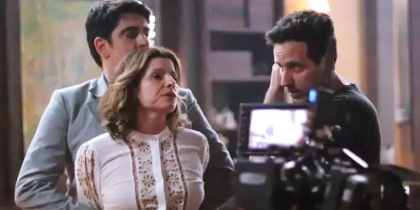 Deodora é segurada por Noé em cena da novela Mar do Sertão e tem uma câmera em primeiro plano Deodora é segurada por Noé em cena da novela Mar do Sertão e tem uma câmera em primeiro plano